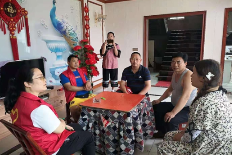 凤凰职中：学史力行赴龙家为民办事把秧插