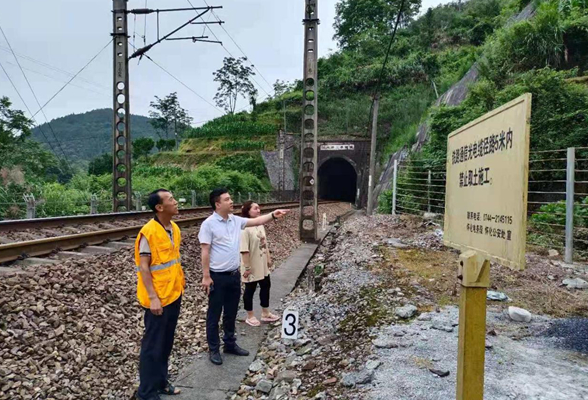 风雨坚守 义务护路20载  ——记焦柳铁路凤凰县木江坪段优秀护路工罗秀军