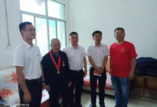 凤凰：抗美援朝老党员积极参加建党100周年“七一”活动