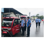 凤凰：县乡联动开展路面执法   严厉打击二三轮摩托车交通违法行为