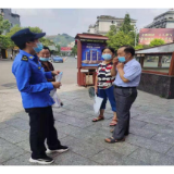 凤凰城管：助力疫情防控  为群众免费发放口罩受好评