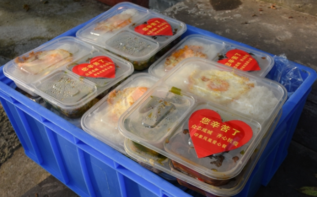 凤凰:免费爱心盒饭暖人心 舌尖上的抗“疫”显温情