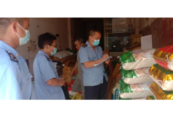 【我为群众办实事】凤凰县市监局开展价格监测和发放价格警醒告诫书