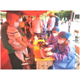凤凰统战干部驰援核酸检测采样一线助抗疫