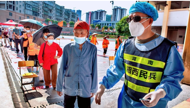 组图丨用“迷彩绿”守护“凤凰绿码” 凤凰县民兵志愿服务队助力抗疫一线