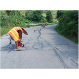 凤凰县公路建设养护中心修复破损路面保障群众出行