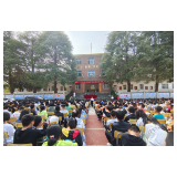 凤凰县腊尔山镇：宣讲、护校双管齐下，筑牢校园安全屏障   开展秋季开学交通顽瘴痼疾知识宣讲活动