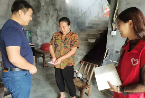 凤凰县落潮井镇开展慰问贫困党员活动