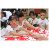 凤凰县九里边城幼儿园开展“小小中国心，浓浓爱国情”主题活动