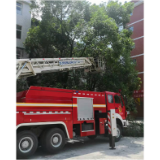 凤凰县：消防队员剪除枯枝  消除校园安全隐患