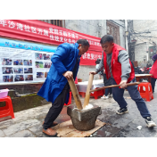 凤凰：干群欢聚打年粑 传统民俗迎新年
