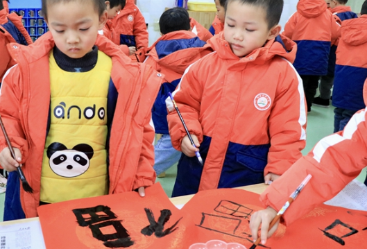 凤凰县幼儿园:喜笑喜乐盈喜气 虎娃虎年扬虎威