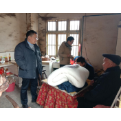 走基层 送温暖 ——龙志勇带领统战干部进村入户开展春节走访慰问活动