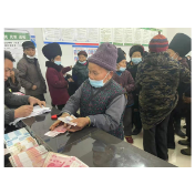 凤凰县麻冲乡：集体经济收益多 村民缴纳农合忙