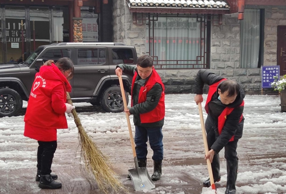 凤凰县沱江镇：扫雪除冰点亮一线志愿红