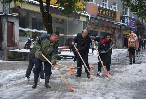 凤凰职中:党员教师放下办年夜饭锅铲 拿起铁铲铲雪除冰保畅通