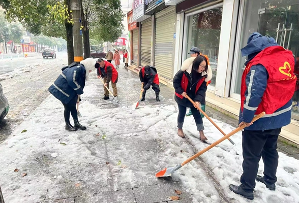 凤凰县应急管理局：积极开展扫雪除冰 确保群众出行安全