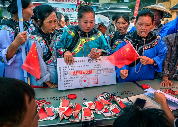 合作社里喜分红，群众笑逐颜开.jpg