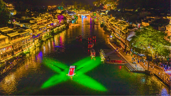 美轮美奂古城夜景（张寒烟 摄）.jpg