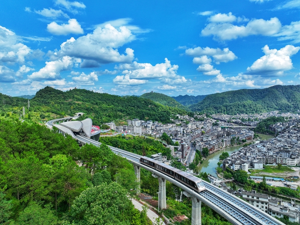 乘上磁浮游凤凰 一路观景到古城。.jpg