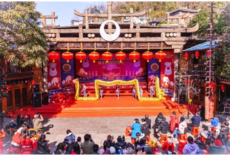 凤凰：精神文明结硕果 多彩民俗闹苗年