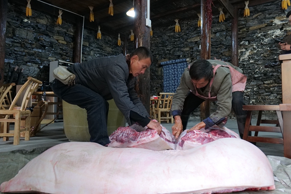 凤凰县菖蒲塘村红色农家院：杀年猪，熏腊肉，土家苗寨年味浓