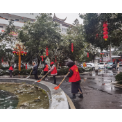 组图丨凤凰县：千名志愿者齐上阵 扫雪除冰 暖人心