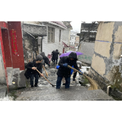 大雪满校园，扫雪暖人心 ——凤凰县南华小学开展扫雪除冰活动
