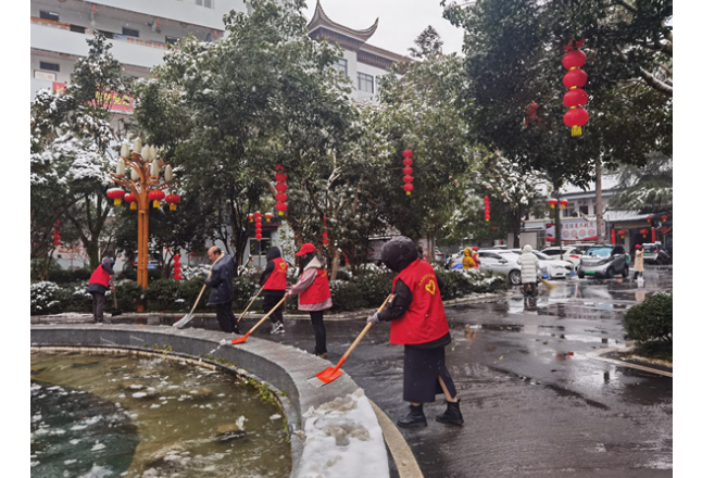 组图丨凤凰县：千名志愿者齐上阵 扫雪除冰 暖人心