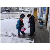 凤凰县残联：大雪封路不封情 村民送爱感人心