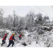 国网凤凰县供电公司：迎战暴雪恶劣天气，供电员工全力保供电