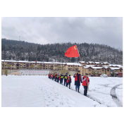 凤凰县禾库安置区百名志愿者齐上阵“扫雪除冰”暖人心
