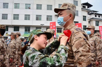 脱贫不忘党恩 家富不忘报国——凤凰县举行2022年春季新兵入伍欢送仪式