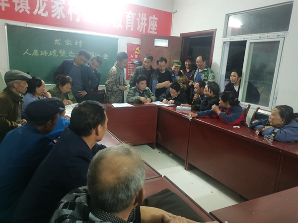 村民踊跃参加垃圾付费管理.jpg