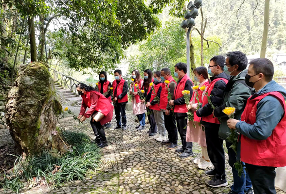 凤凰:文明绿色过清明 助推文明城市创建