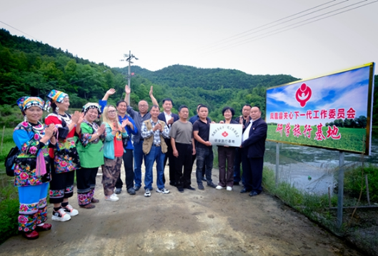 凤凰：举行研学旅行基地进行授牌仪式