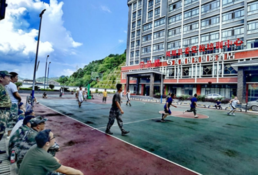 凤凰县委党校2022年科干班与中青班篮球赛精彩上演
