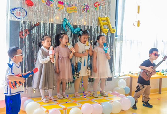 不负快乐   自主六一  ——凤凰县箭道坪幼儿园“小手拉大手”思想大解放专题活动