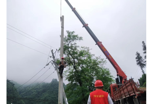国网凤凰县供电公司：暴雨来袭，供电员工坚守阵地保供电