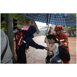 凤凰:  风雨中我扶你前行！消防人员护送行人趟水过马路获好评