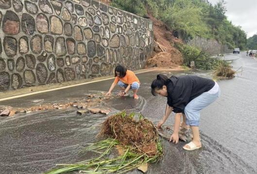凤凰县麻冲乡：以群众生命财产安全为首，全体党员干部迅速开展群众转移安置和灾情排险等工作