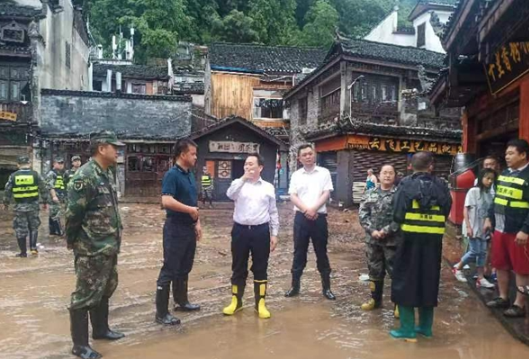 石绍峰深入凤凰古城督导抗洪抢险工作