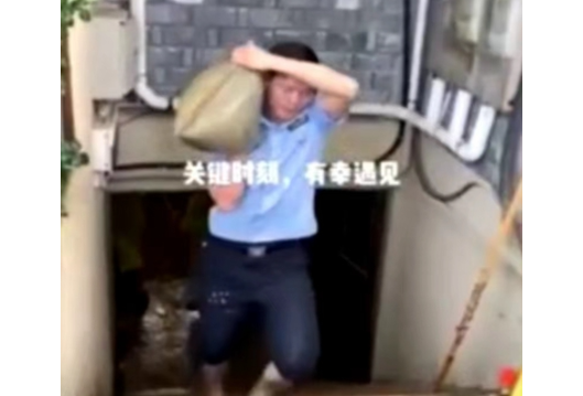 凤凰：古城一客栈出险情  警察扛沙袋救援获好评