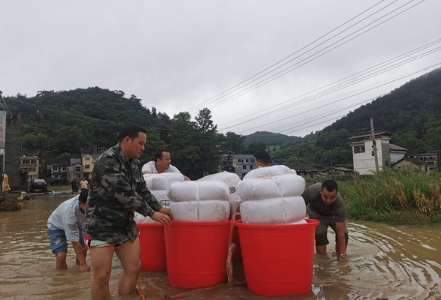凤凰县麻冲乡：“两手抓” 双管齐下做好灾后救援抢险工作