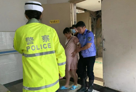险！临产孕妇受困雨中羊水已破 暖！凤凰交警紧急护送就医母子平安