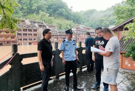 凤凰交通执法一线履责 迅速抢险保畅通