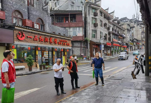 凤凰法院：奋战抗洪抢险一线彰显司法为民情怀