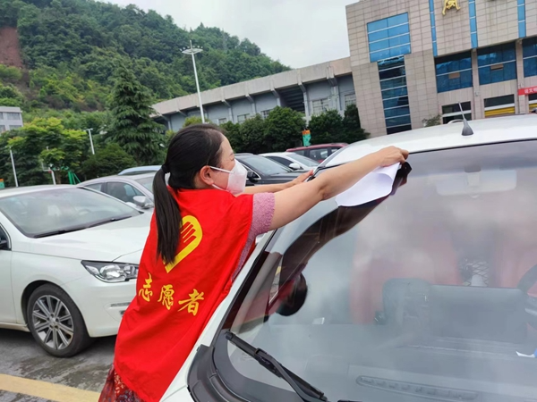 全域文明在行动丨凤凰:“爱心送考”党员先锋在行动!