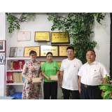 凤凰县：两新组织慰问贫困党员