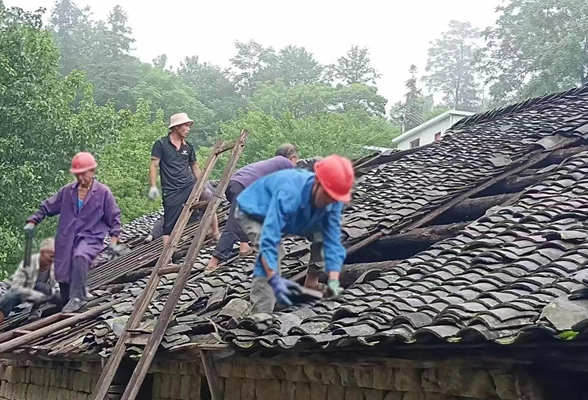 凤凰县麻冲乡：违建拆除动真格 环境整治出实招